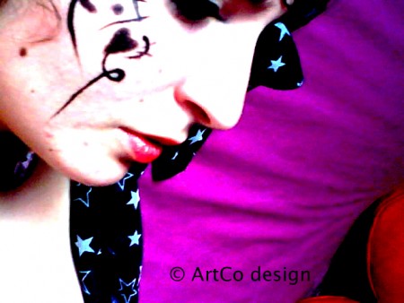Personne tatoué sur deux fond, un signifiant le vouloir de rêve (les étoiles) puis le magenta un certain apaisement.
